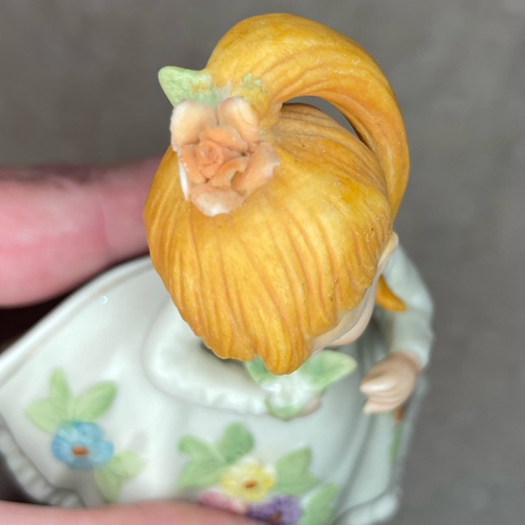 Vintage Lefton Antique Ivory Blond Girl With Flowers Hand Painted. Made in Japan - Picture 6 of 7